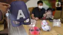 Face shield atau pelindung wajah karakter superhero ditunjukkan di Percetakan Bintang Sempurna, Bendungan Hilir, Jakarta, Rabu (24/6/2020). Pelindung wajah karakter tersebut dibanderol dengan harga Rp 35 ribu hingga Rp 50 ribu per buah. (Liputan6.com/Angga Yuniar)
