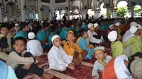 1.000 anak yatim piatu dan penghuni panti asuhan se-Kota Bengkulu, mendapat zakat dari warga negara Malaysia keturunan Bengkulu. (Liputan6.com/Yuliardi Hardjo Putro)o