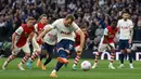 2. Harry Kane. Bomber Timnas Inggris yang telah membela Tottenham Hotspur sejak musim 2010/2011 ini berhasil meraih gelar top skor di Liga Inggris sebanyak 3 kali. Dua di antaranya diraih secara beruntun pada pada musim 2015/2016 dengan 25 gol dan 2016/2017 dengan 29 gol. Gelar ketiga diraihnya pada musim 2020/2021 dengan koleksi 23 gol. (AFP/Glyn Kirk)