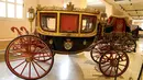 Beberapa kereta kuda dipamerkan di Museum Kereta Kuda Kerajaan di Kairo, Mesir, pada 1 November 2020. Museum Kereta Kuda Kerajaan di Kairo kembali menerima pengunjung pada 31 Oktober 2020 setelah ditutup selama hampir dua dekade. (Xinhua/Ahmed Gomaa)