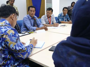 Perwakilan dari Forum Peduli Pulau Pari, Sahrul Hidayat (kemeja biru) bersama warga Pulau Pari mengadakan pertemuan dengan asisten Bidang Penyelesaian Laporan ORI,  Nugroho Eko di Gedung Ombudsman RI, Jakarta, Senin (6/3). (Liputan6.com/Helmi Afandi)