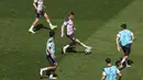 Para pemain Manchester City mengikuti sesi latihan di stadion Dragao di Porto, Portugal, Jumat (28/5/2021). Bagi City, kemenangan skuad Pep Guardiola dalam duel City vs Chelsea akan membuat mereka mencetak sejarah menjuarai Liga Champions untuk pertama kalinya. (Michael Steele/Pool via AP)