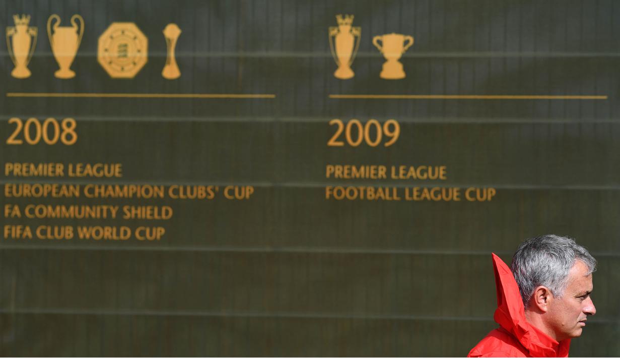 Pelatih Manchester United, Jose Mourinho memasuki tempat latihan di club training complex, Carrington, Manchester, (11/9/2017). MU akan melawan FC Basel di grup A. (AFP/Paul Ellis)