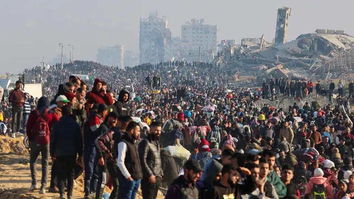Potret Ribuan Warga Palestina Susuri Koridor Netzarim Untuk Kembali ke Gaza Utara