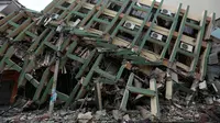 Pemandangan sebuah bangunan yang runtuh setelah diguncang gempa 7,8 SR di Portoviejo, Ekuador, Minggu (17/4). Hingga hari ini (18/4/2016), sudah 246 orang meninggal dan 2.527 lainnya terluka.  (Juan Cevallos/AFP)