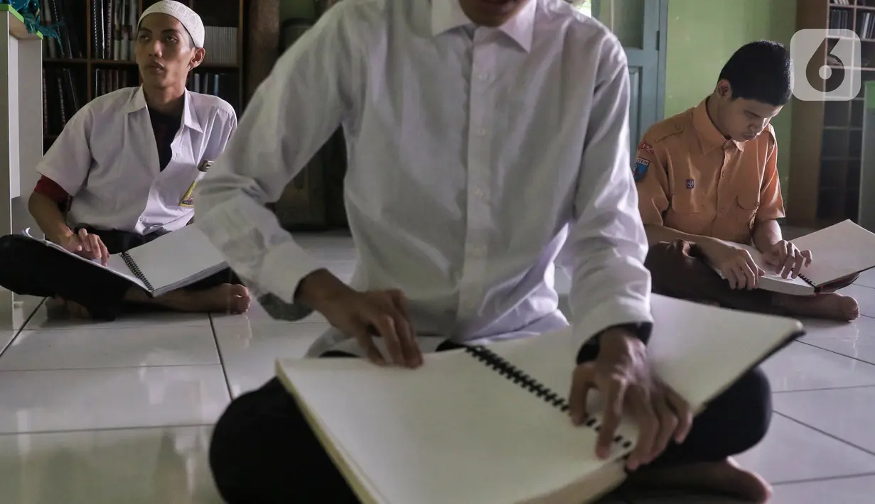 Pelajar penyandang tuna netra mengikuti Tadarus Al Quran braille di Yayasan Tunanetra Raudlatul Makmufin Serpong, Tangerang Selatan, Banten, Rabu (28/4/2021). Selama bulan suci Ramadhan, Yayasan Tunanetra Raudlatul Makmufin mewajibkan pelajar untuk mengkhatamkan Alquran. (Liputan6.com/Angga Yuniar)