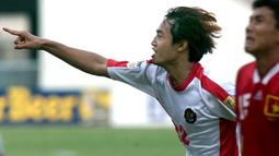 Gendut Doni yang mengawali karis di PSIS Semarang pada tahun 1998 kembali membuat penggemar sepak bola Indonesia terkagum. Gendut Doni berhasil membawa Timnas Indonesia ke babak final berkat gol penentu di menit ke-120 saat melawan Vietnam. (Foto: AFP/Pornchai Kittiwongsakul)