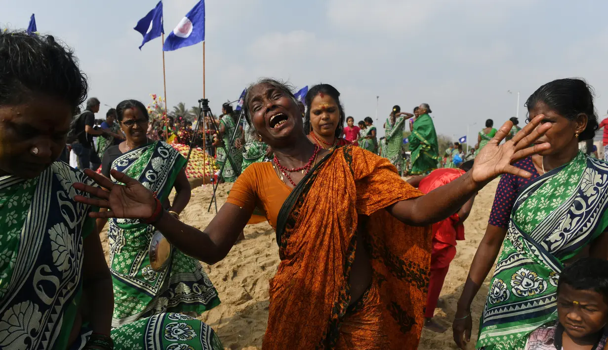 Keluarga korban menangis saat upacara penghormatan untuk korban tsunami Samudra Hindia tahun 2004 di Pantai Pattinapakkam, Chennai, India, Rabu (26/12). (ARUN SANKAR/AFP)