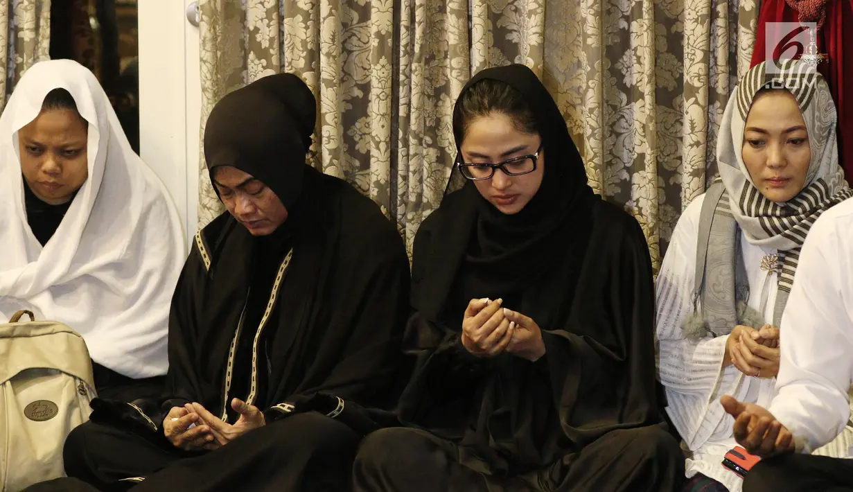Pedangdut Dewi Persik tampak hadir di tahlilan hari pertama mendiang Julia Perez di Perumahan Rafles Hills Cibubur, Jakarta, Sabtu (10/6). Dewi yang mengenakan kerudung dan busana hitam duduk di samping ibunda Jupe. (Liputan6.com/Herman Zakharia)