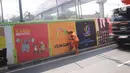 Petugas PSSU menyelesaikan mural bertema Asian Games di kawasan Tanjung Barat, Jakarta, Kamis (31/5). Mural itu dibuat untuk sosialisasi sekaligus bentuk dukungan terhadap perhelatan Asian Games pada Agustus 2018 mendatang. (Liputan6.com/Faizal Fanani)