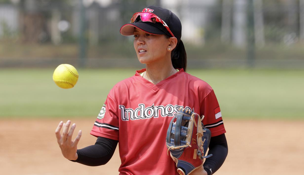 Pemain Timnas Softball Putri, Cresida Mariska, saat latihan di Lapangan Softball, GBK, Jakarta, Selasa (12/11). Sebanyak 17 atlet akan turun di SEA Games 2019 mendatang. (Bola.com/M Iqbal Ichsan)