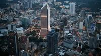 Markas Maybank (tengah) terlihat dari KL Tower di Kuala Lumpur (13/10/2020). Malaysia mengumumkan pembatasan baru di sekitar ibu kota dan negara bagian Sabah yang paling parah terkena dampaknya. (AFP/Mohd Rasfan)