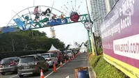 Sejumlah kendaraan antre untuk memasuki kawasan wisata Taman Impian Jaya Ancol, Jalarta, Kamis (29/10/2020). Selain tingginya minat warga berwisata di masa libur panjang, antrean ini juga disebabkan pengalihan buka tutup pintu masuk kawasan Taman Impian Jaya Ancol.  (Liputan6.com/Helmi Fithriansyah)