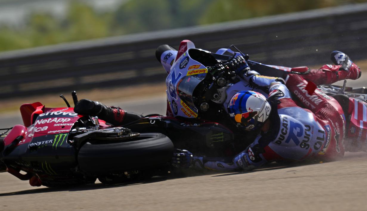 Pembalap Ducati, Francesco Bagnaia (kiri) dan pembalap Gresini Racing, Alex Marquez terjatuh saat terlibat insiden tabrakan saat MotoGP Aragon 2024 yang berlangsung di Sirkuit MotorLand Aragaon, Alcaniz, Spanyol, Minggu (01/09/2024). (AP Photo/Jose Breton)