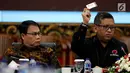 Sekjen PDI Perjuangan, Hasto Kristiyanto (kanan) menunjukkan kartu rekening gotong royong saat Diskusi dan Rencana Deklarasi Keterbukaan Informasi Publik Partai Politik di kantor DPP PDIP Jakarta, Rabu(28/3). (Liputan6.com/Johan Tallo)