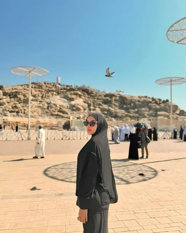 Momen Nikita Mirzani umrah bareng kedua putranya, wakafkan 300 Alquran