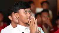 Pemain Timnas Indonesia U-17, Nabil Asyura, terlihat tegang saat menyaksikan pengundian babak penyisihan grup Piala Dunia U-17 2023 dari salah satu restoran di Jakarta, Jumat (16/9/2023). (Bola.com/Abdul Aziz)