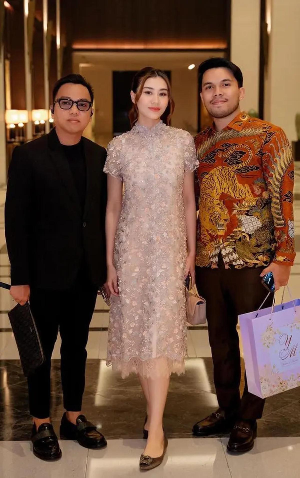 6 Beda Gaya Fuji dan Aaliyah Massaid dengan Tas Mewah di Acara Ngunduh Mantu Kakak Fadil Jaidi