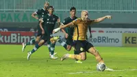 Pemain Bhayangkara FC, Youssef Ezzejjari melepaskan tendangan ke gawang Persikabo 1973 pada laga pekan ke-6 BRI Liga 1 2022/2023 antara Persikabo 1973 melawan Bhayangkara FC di Stadion Pakansari, Bogor, Selasa (23/8/2022) malam WIB. (Bola.com/M Iqbal Ichsan)