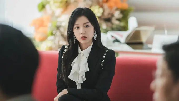 Kim Ji Won di Queen of Tears. [Foto: Instagram/tvndrama]