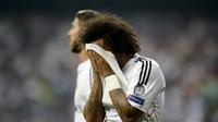 Marcelo tak kuasa menahan airmatanya saat Madrid kalah di Semi Final Liga Champions, Santiago Bernabeu, Spanyol, Kamis (14/5/2015). Madrid kalah oleh Juventus dengan agregat  3-2. (AFP Photo/ Dani Pozo)