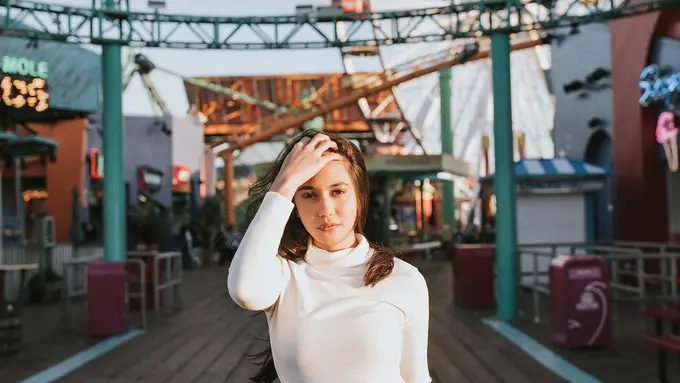 [Bintang] Nggak Bosenin, 5 Tips Padu-padan Baju Putih Ala Pevita Pearce