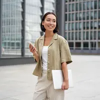 Bekerja dan bahagia./Copyrigh Image by benzoix on Freepik