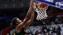 Pemain timnas basket Brasil, Georginho De Paula saat memasukkan bola ke dalam jaring Pantai Gading pada penyisihan Grup G FIBA World Cup 2023 di Indonesia Arena, Gelora Bung Karno, Jakarta, Rabu (30/8/2023). (Liputan6.com/Helmi Fithriansyah)