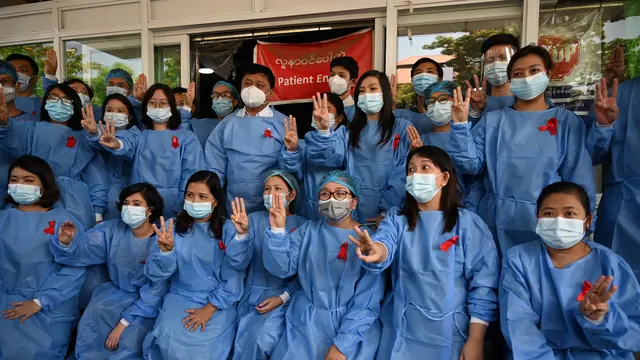 Tenaga Medis Ramai-Ramai Hormat Tiga Jari Protes Kudeta Militer Myanmar