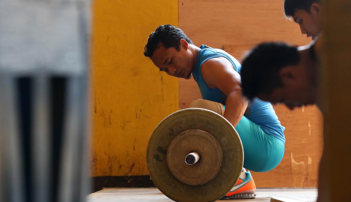 Triyatno sedang berlatih  dekat halaman Parkir Angkat Besi di Senayan, Jakarta, Senin (11/1/2016).  Hal ini karena tempat Latihan dalam tahap renovasi. (Bola.com/Nicklas Hanoatubun)