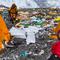 Gunung Everest di Nepal tertutup sampah pendaki. (Dok. Instagram/@tenzi_sherpa1999/https://www.instagram.com/p/CsWVaL8pyms/Dyra Daniera)