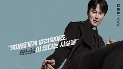 Kim Hae Il (Kim Nam Gil), mengenakan jubah pendeta dan memegang rosario, memberikan tendangan lutut yang ditujukan kepada para penjahat. (Foto: SBS via Soompi)