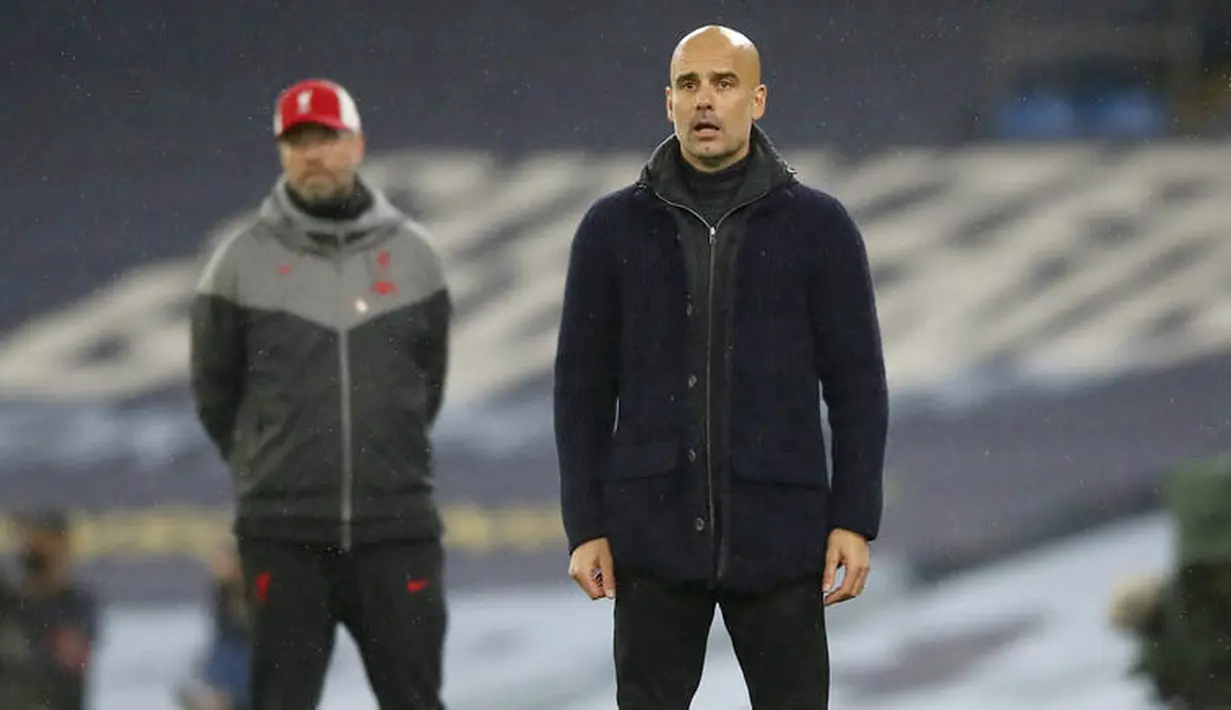 Pelatih Manchester City, Pep Guardiola dan pelatih Liverpool, Jurgen Klopp, mengamati permainan anak asuhnya pada laga Liga Inggris di Stadion Etihad, Minggu (8/11/2020). Kedua tim bermain imbang 1-1. (Martin Rickett/Pool via AP)