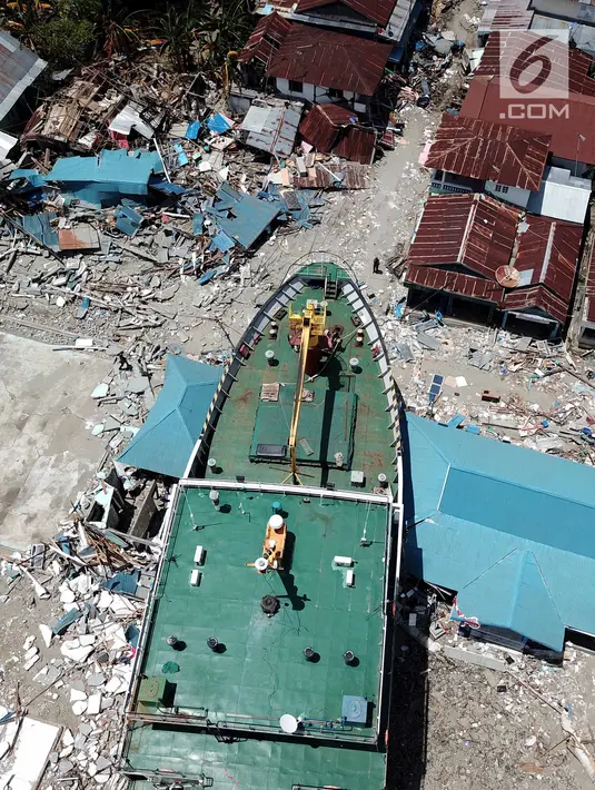 Pandangan udara, sebuah kapal KM Sabuk Nusantara 39 terseret ombak akibat tsunami Pelabuhan Wani, Donggala, Sulawesi Tengah Kamis (4/10). Kapal yang sedang bersandar terbawa arus hingga 70 meter. (Liputan6.com/Fery Pradolo)