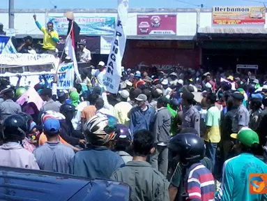 Citizen6, Brebes: Sedikitnya 100 orang petani melakukan demo di Brebes minta pmerintah untuk tolak mengimpor bawang. (Pengirim: Habty Yunita)