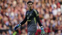 Ekspresi Altay Bayindir pada laga MU vs Arsenal di pekan ke-1 Premier League 2025/2026 - AP Photo/Dave Thompson