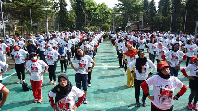 Relawan Sedulur Saklawase menggelar senam bersama warga Tingkiri Salatiga. (Istimewa)