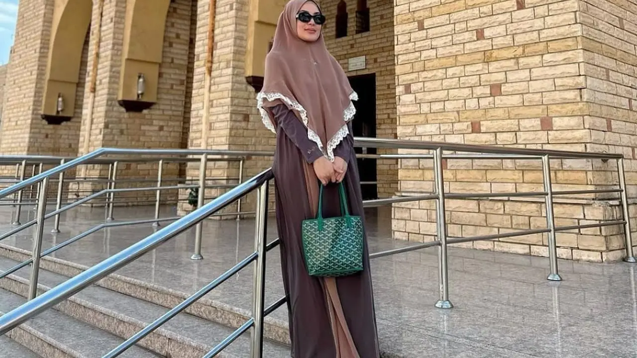 Potret Nindya Ayunda saat Umroh