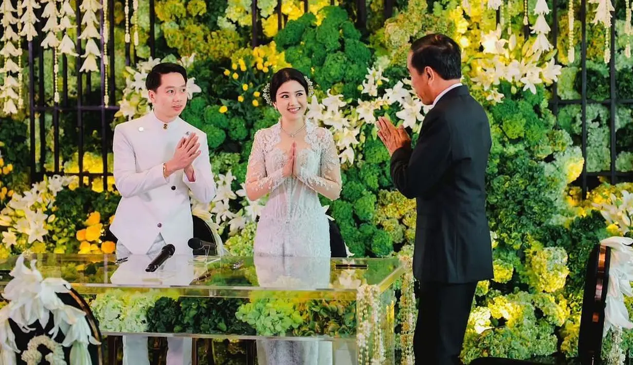 Pernikahan Kevin dan Valencia berlangsung begitu mewah. Kedua pengantin tampak begitu menawan dengan busana serba putih. [Instagram/valenciatanoe]