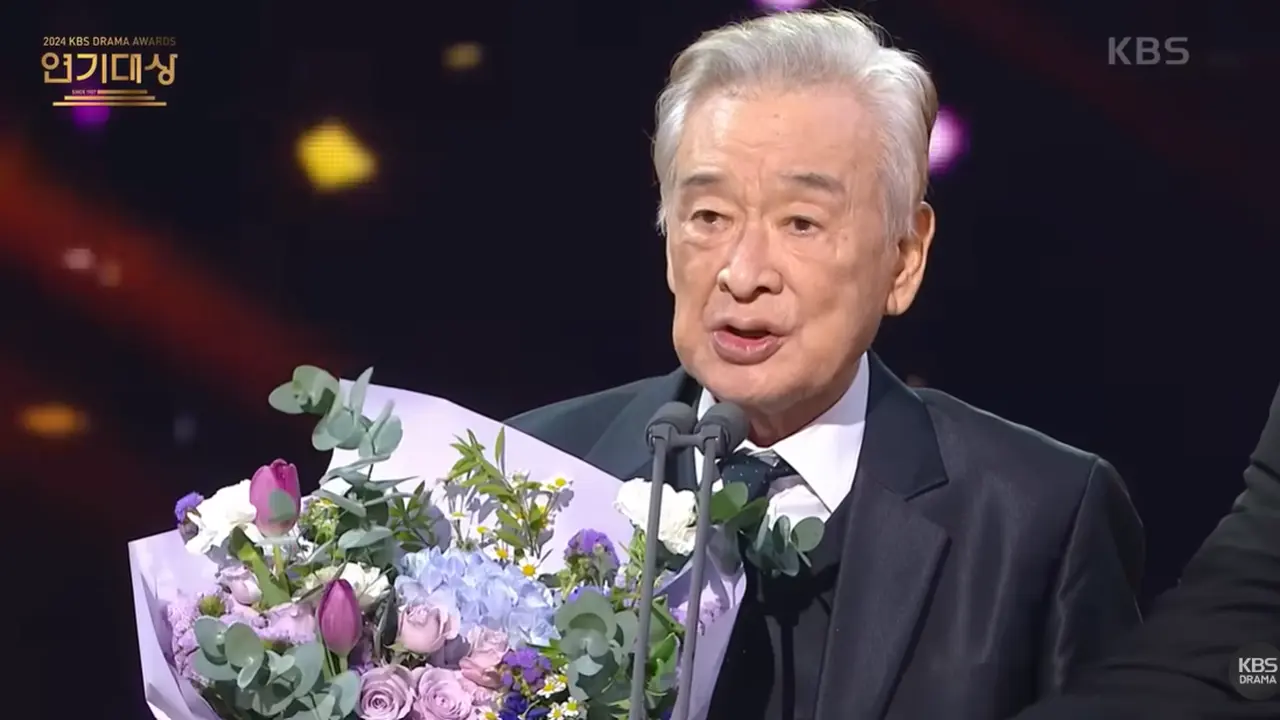 Lee Soon Jae saat menerima Daesang di KBS Drama Awards 2024. (YouTube/ KBS Drama)