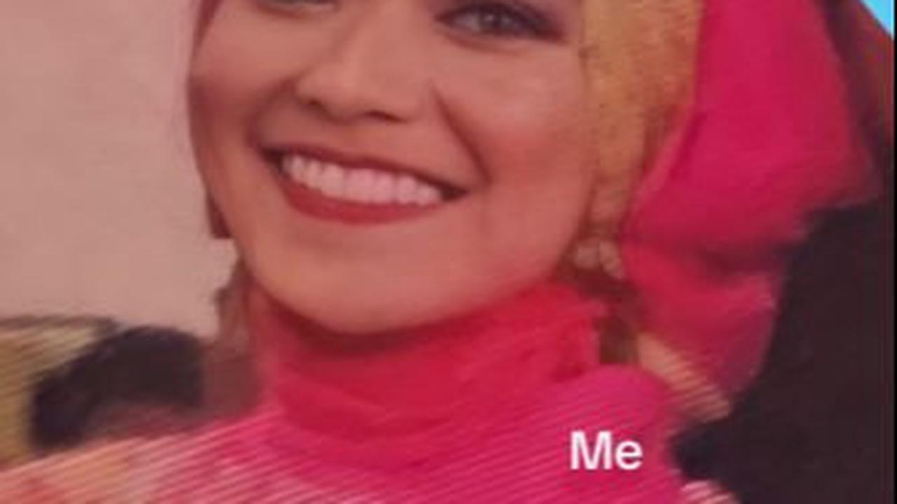 Lantaran telah lulus, wanita tersebut mengaku sempat berjarak dengan sang guru. Keduanya disibukkan dengan kehidupan masing-masing.<br>