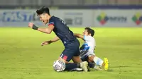 Pemain Arema FC, Feby Eka Putra (kiri) terjatuh saat berusaha melewati pemain Persela Lamongan, Ahmad Bustomi dalam laga pekan ke-6 BRI Liga 1 2021/2022 di Stadion Madya, Jakarta, Minggu (3/9/2021). (Bola.com/M Iqbal Ichsan)