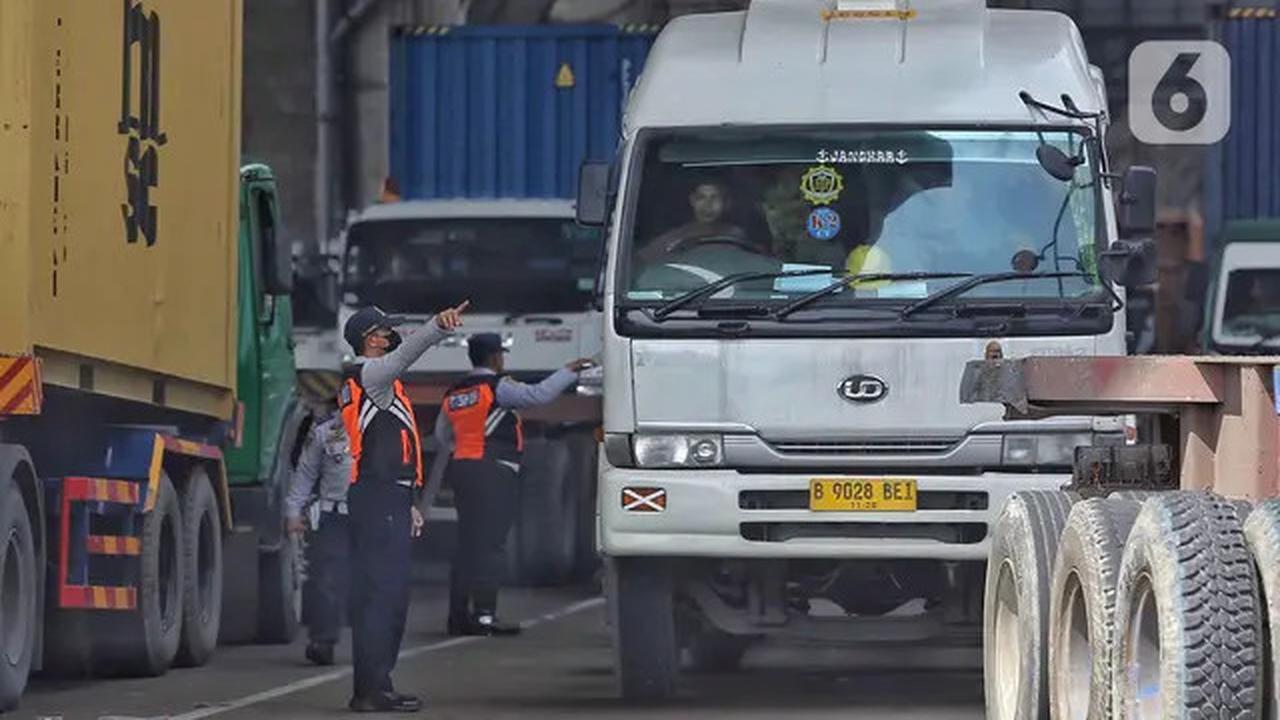 Petugas Gabungan Berjibaku Urai Kemacetan Panjang di Pelabuhan Tanjung Priok Jakarta
