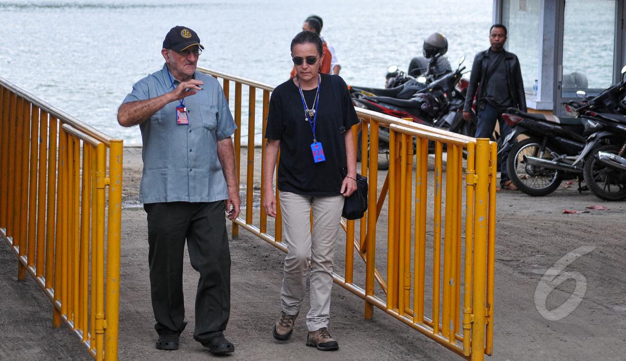 Romo Carolus Burrows (Kiri) bersama Angelita Muxfeldt (kanan) keluarga terpidana mati asal Brazil Rodrigo Gularte usai mendatangi Lapas Nusakambangan, Jawa Tengah, Senin (27/4/2015). (Liputan6.com/Yoppy Renato)