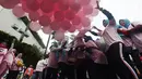 Ibu-ibu yang tergabung dalam Komunitas Perempuan Keren melepas balon saat acara "Peluk Ibu Satu Indonesia"  dalam kegiatan Car Free Day di Bundaran HI, Jakarta, Minggu (23/12). Acara itu dalam rangka memperingati hari ibu. (Merdeka.com/Iqbal S. Nugroho)