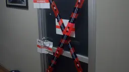 Pintu ruang kerja anggota DPR dari Fraksi Partai Demokrat, I Putu Sudiartana, disegel KPK, di lantai 9 Gedung Nusantara I, Kompleks Parlemen, Jakarta, Rabu (29/6). Penyegelan terkait dengan Operasi Tangkap Tangan KPK semalam. (Liputan6.com/Johan Tallo)