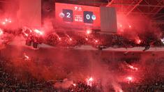 The Jakmania menyalakan Flare saat merayakan kemenangan Persija Jakarta atas PSIM Yogyakarta pada laga pekan ke-14 BRI Super League 2025/2026 di Stadion Utama Gelora Bung Karno, Jakarta, Jumat (28/11/2025) malam. (Bola.com/M Iqbal Ichsan)