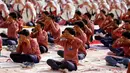 Siswa mengikuti gerakan Yoga jelang Hari Yoga Dunia di Ahmedabad , India , (16/6). Kegiatan ini merupakan latihan yang dilakukan siswa-siswi untuk memperingati Hari Yoga Sedunia. (REUTERS / Amit Dave)