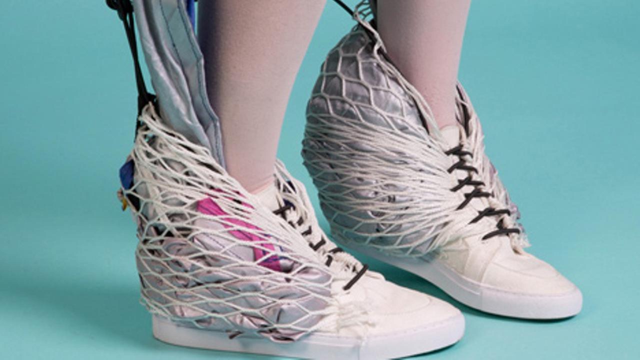 Unik, Sepatu Ini Bisa Dijadikan Tenda untuk Berteduh