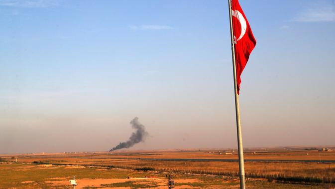 Asap mengepul setelah Turki mengebom perbatasan Suriah terlihat dari Akcakale di Provinsi Sanliurfa, Turki, Rabu (9/10/2019). Milisi Kurdi melaporkan adanya bombardir intens jet tempur Ankara di desa sipil dan pos militer Ras al-Ain, Tal Abyad, Qamishli, dan Ain Issa. (AP Photo/Lefteris Pitarakis)